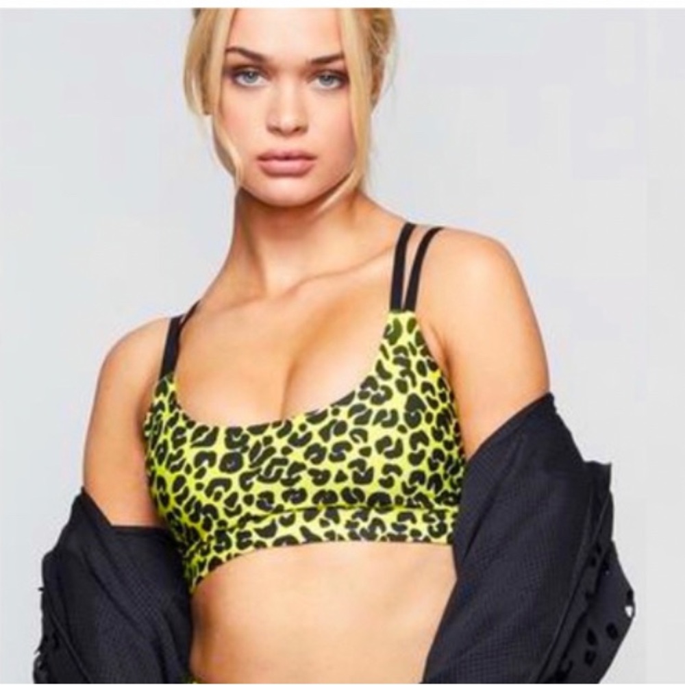 GOOD AMERICAN Neon Yellow Cheetah Print
(NWT
Sports Bra Size Small NWT